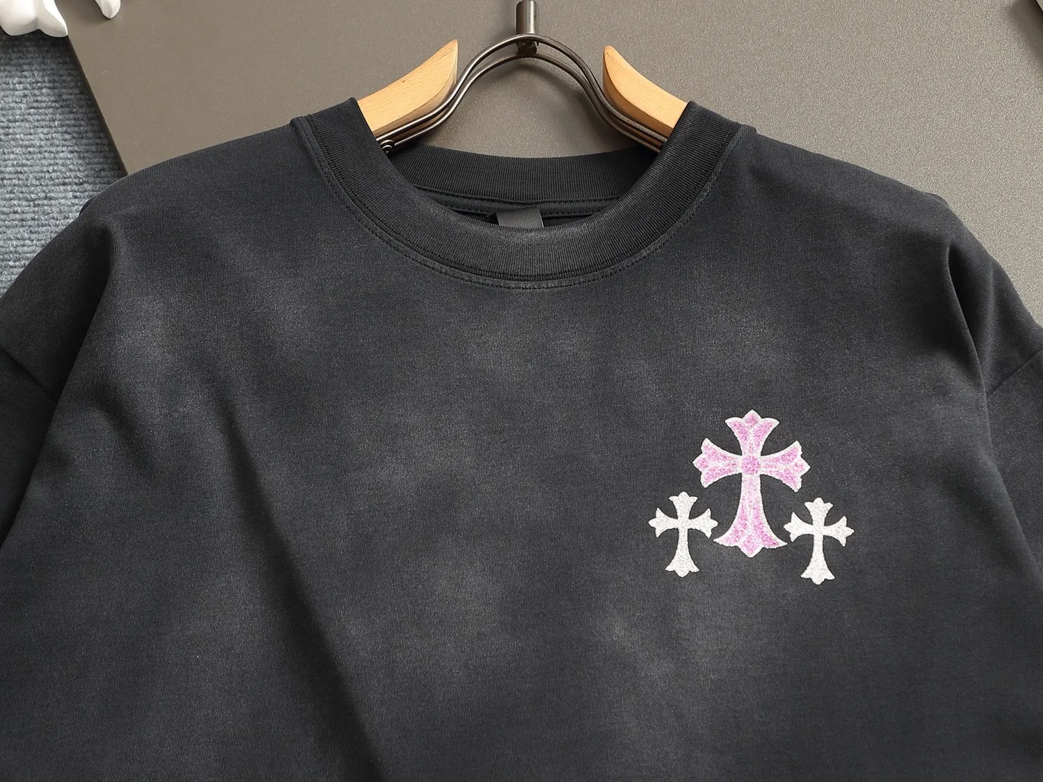 🅿️220 Chrome hearts ch Chrome hearts cross pink hot diamond short-sleeved t-shirt. Advanced tie-dye technology. Large version. Loose and stylish. Low version, slim and long version with upper body and raised hips. 100% commitment: top quality, not fast food. The highest version on the market. Top quality, 320 grams. 26 custom-dyed double yarn cotton, same style for men and women, complete with three standards. Color: Six colors available, available to the public. Size: XS-L. Size chart: